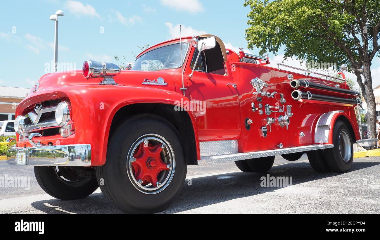 USA, Fort Lauderdale - 21 maggio 2017 - Red 1956 Ford F800 Big Job pompiere camion splende sotto il sole a vintage auto show in Florida Foto Stock