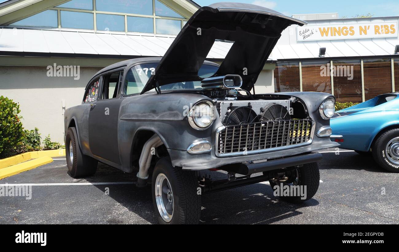 USA, Fort Lauderdale - 21 maggio 2017 - asta personalizzata con cofano aperto mostra grande motore, auto non ha vernice Foto Stock