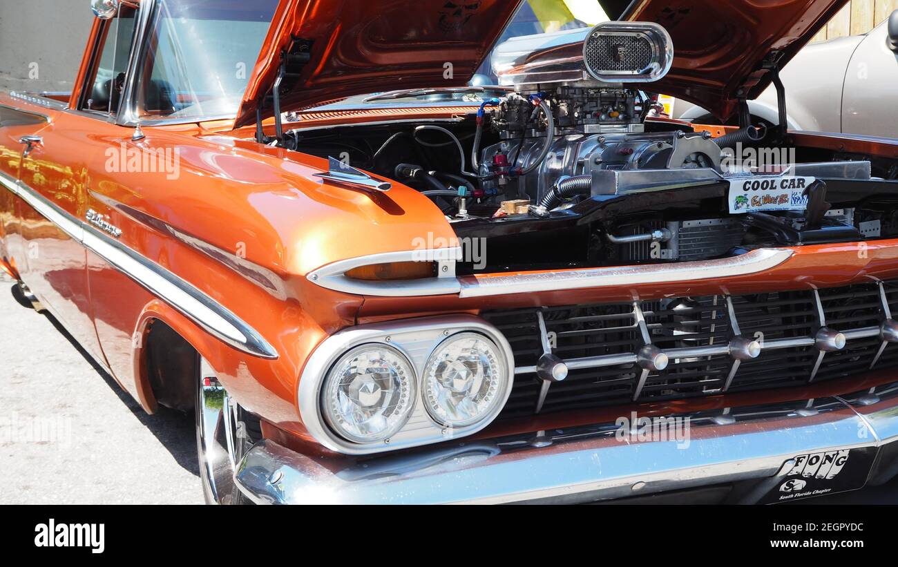 USA, Fort Lauderdale - 21 maggio 2017 - lowrider arancione brillante con grande motore cromato Foto Stock