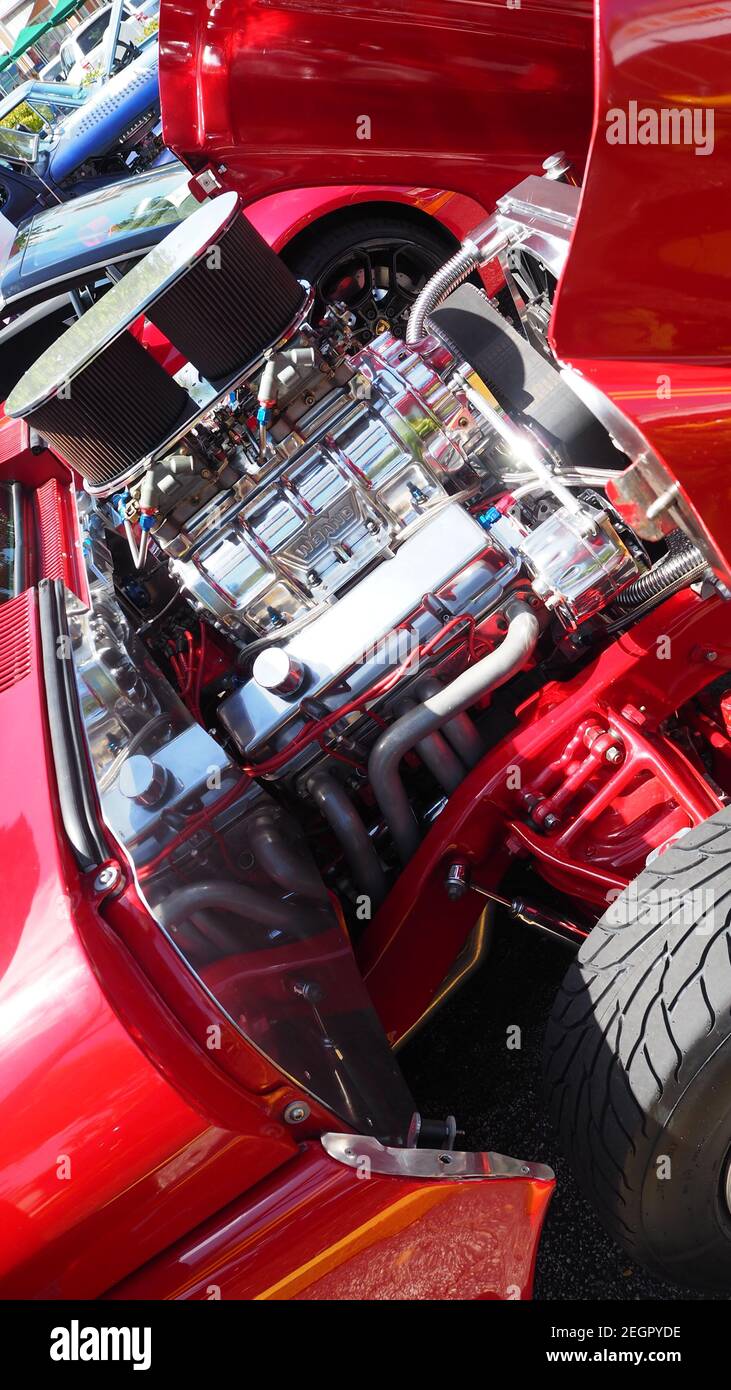 USA, Fort Lauderdale - 21 maggio 2017 - Red Custom Ratrod motore cromato lucido Foto Stock