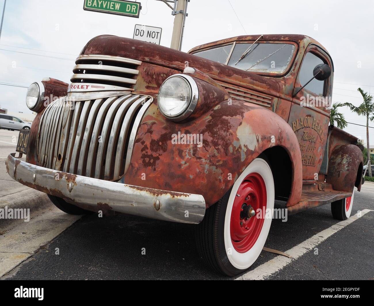 USA, Fort Lauderdale - 2 aprile 2017 - primo piano di 1941 Chevy AK pick-up con vernice antiruggine simulata Foto Stock