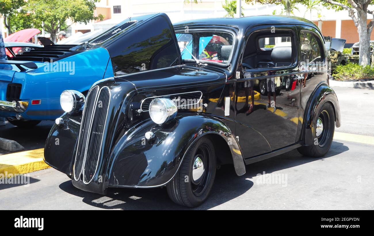USA, Fort Lauderdale - 21 maggio 2017 - Vista laterale di un'auto d'epoca esotica con griglie renali e porte motore a due porte Foto Stock