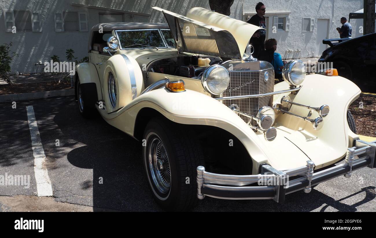 USA, Fort Lauderdale - 21 maggio 2017 - Cream color 1982 Excalibur phaeton convertibile con sportelli motore aperti Foto Stock