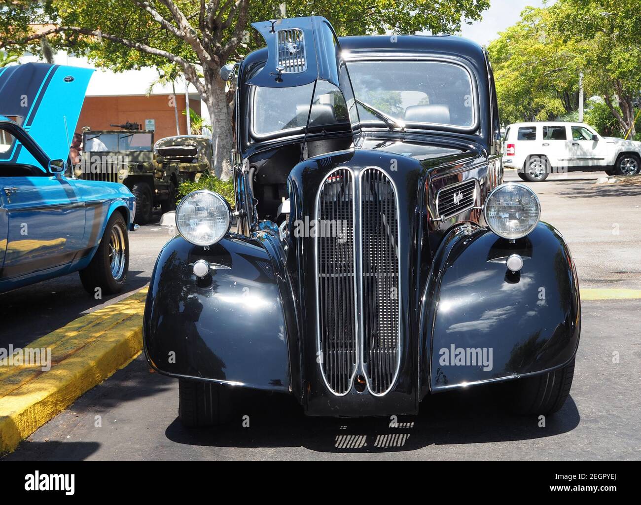 USA, Fort Lauderdale - 21 maggio 2017 - Vista frontale di un'auto d'epoca esotica con griglie a rene e porte motore a due porte Foto Stock