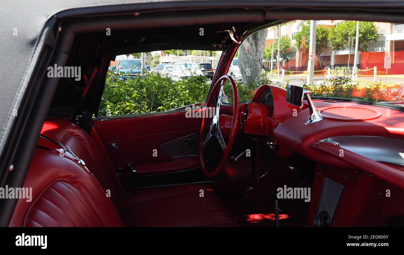 USA, Fort Lauderdale - 21 maggio 2017 - 1957 rosso convertibile Chevrolet Corvette interni in pelle rossa Foto Stock