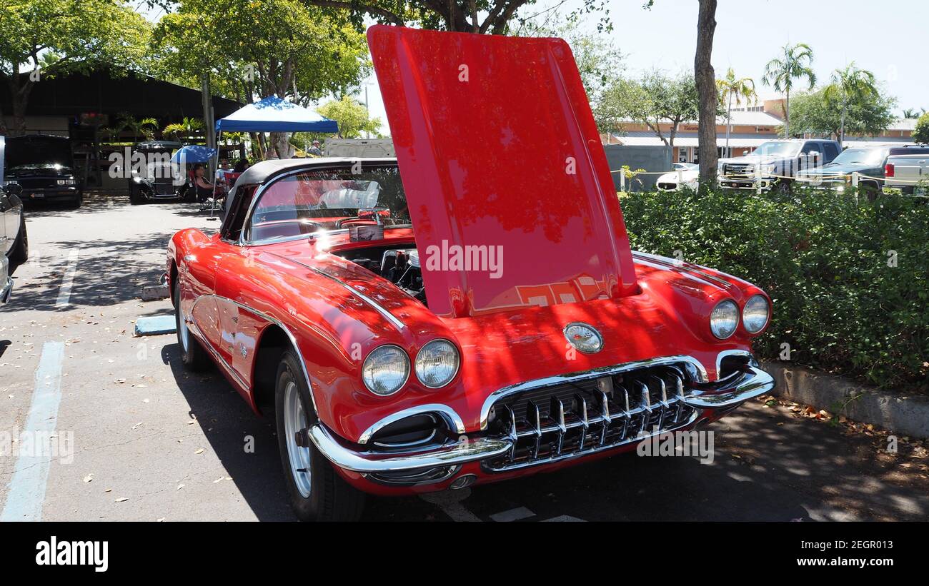 USA, Fort Lauderdale - 21 maggio 2017 - 1957 rosso convertibile Chevrolet Corvette vista frontale Foto Stock