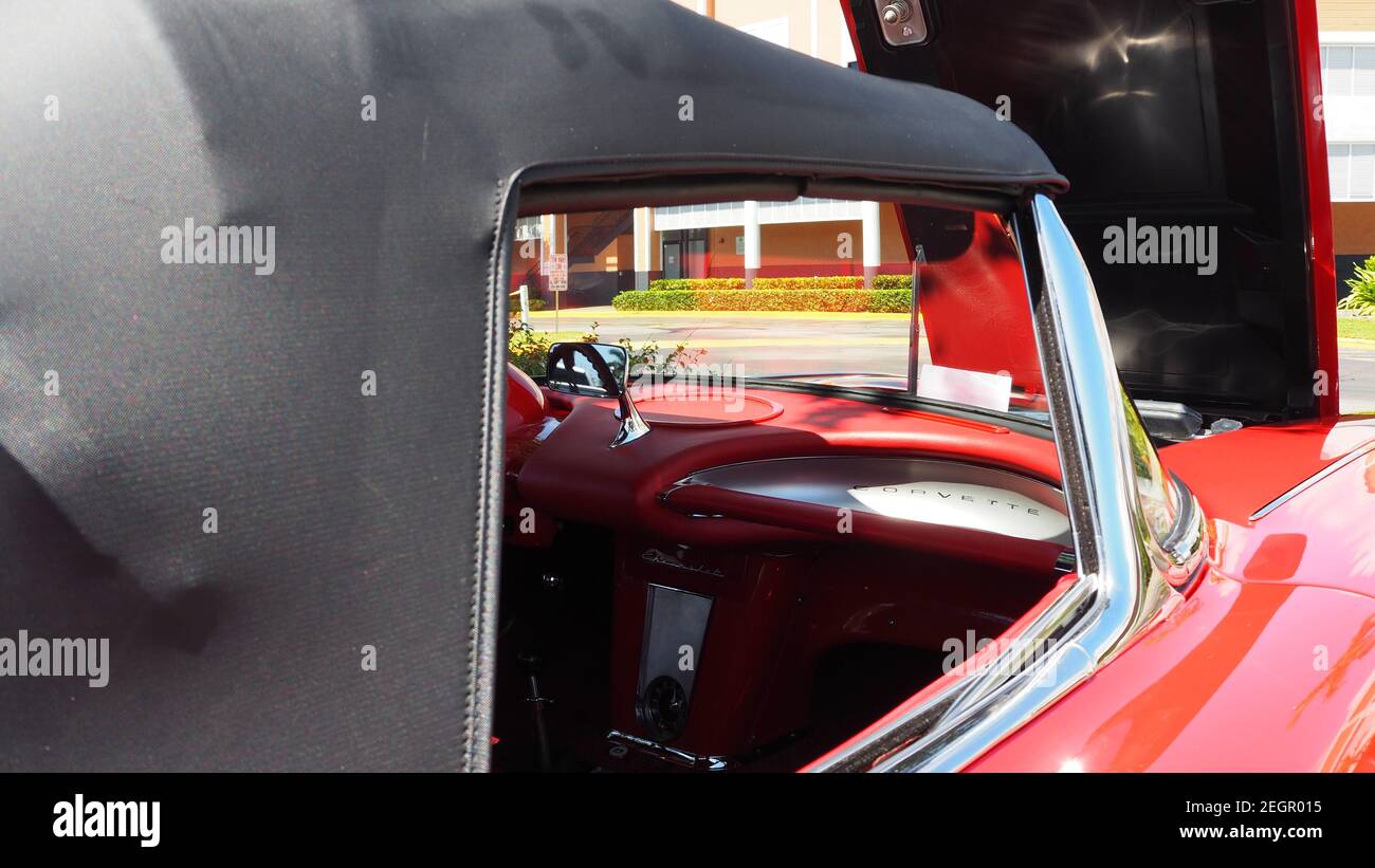 USA, Fort Lauderdale - 21 maggio 2017 - 1957 rosso convertibile Chevrolet Corvette cruscotto Foto Stock