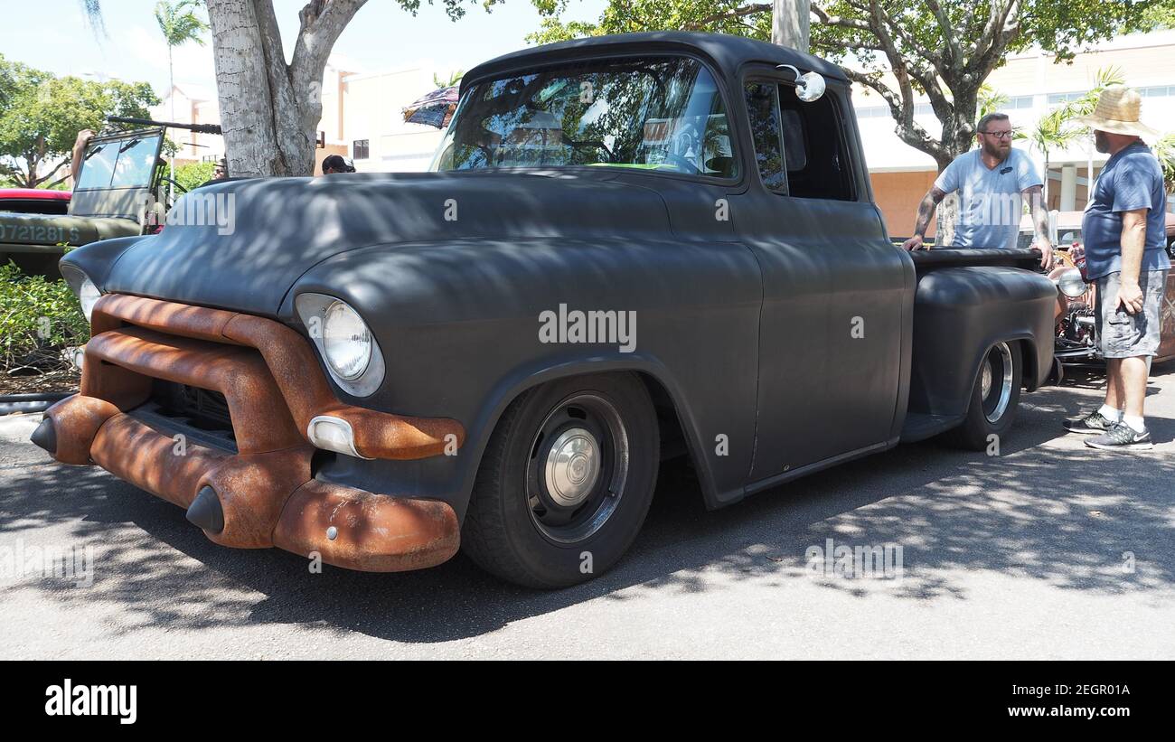 USA, Fort Lauderdale - 21 maggio 2017 - veicolo GMC d'epoca ancora in fase di restauro, paraurti arrugginito e vernice mancante rivestimento trasparente Foto Stock