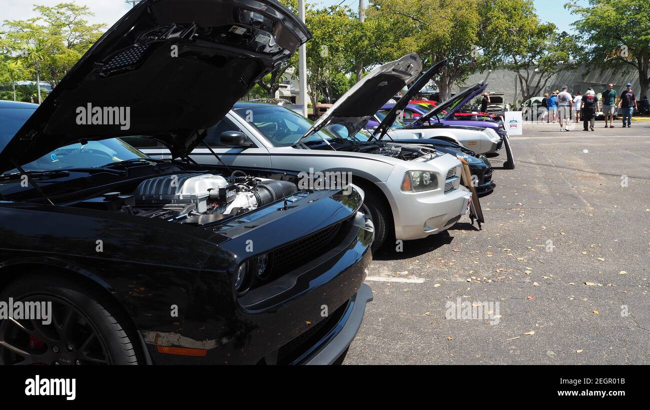 USA, Fort Lauderdale - 21 maggio 2017 - fila di automobili con cofano aperto ad una mostra di automobile in Florida Foto Stock