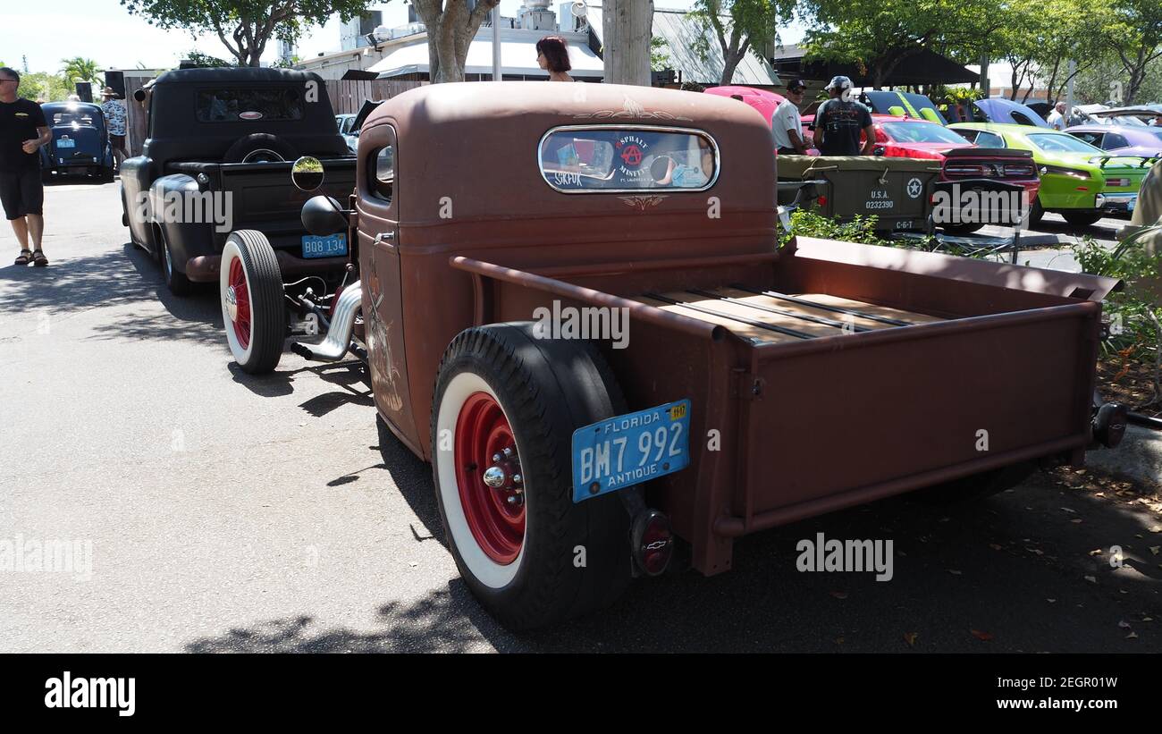 USA, Fort Lauderdale - 21 maggio 2017 - Rat Rod basato sul modello Ford A, vista posteriore con pneumatici con fascia bianca Foto Stock