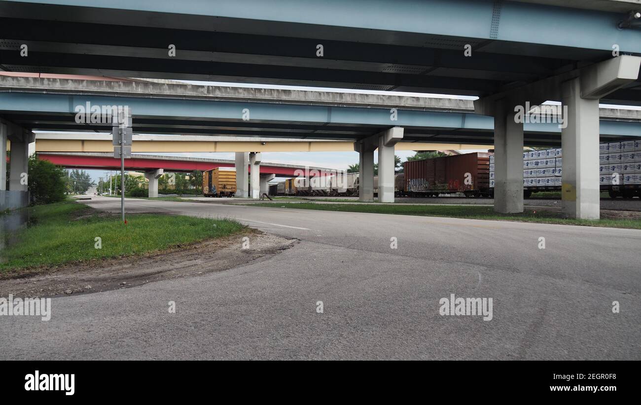 USA, ft Lauderdale - 9 giugno 2017 - vagoni del treno sotto il ponte in Florida Foto Stock