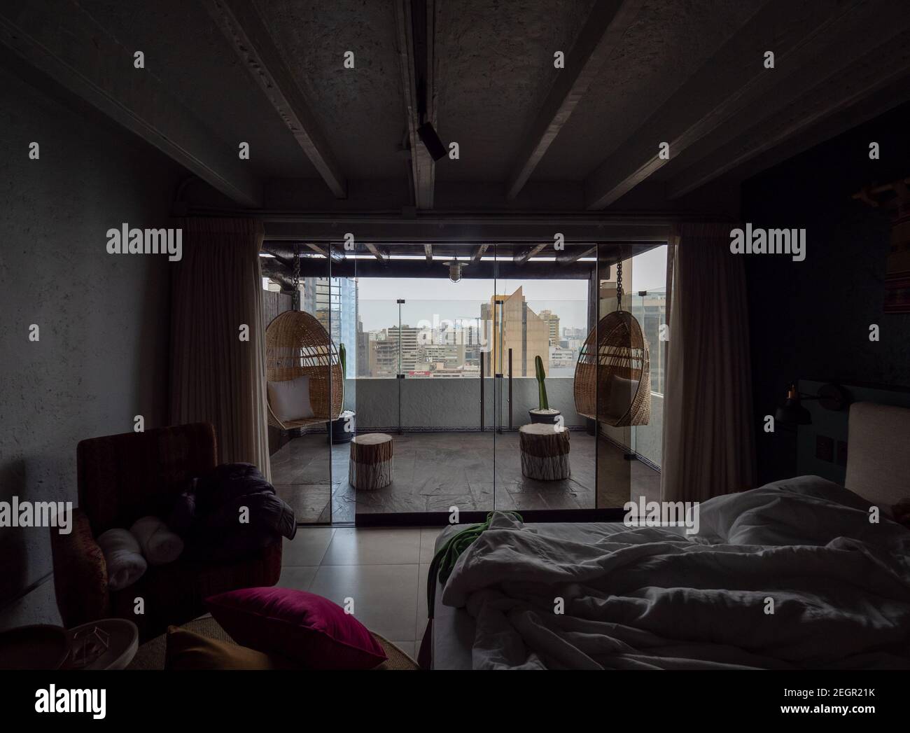 Perù, Lima - 28 settembre 2019 - Lima vista città dall'interno della camera d'albergo, sedie appesi in balcone Foto Stock