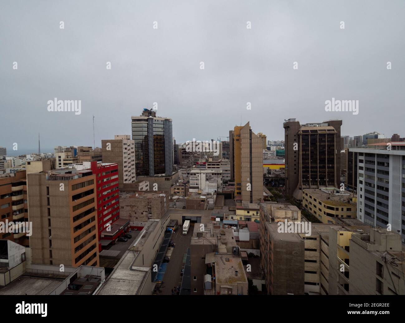 Perù, Lima - 28 settembre 2019 - Lima città skyline, edifici in diversi colori e altezze Foto Stock