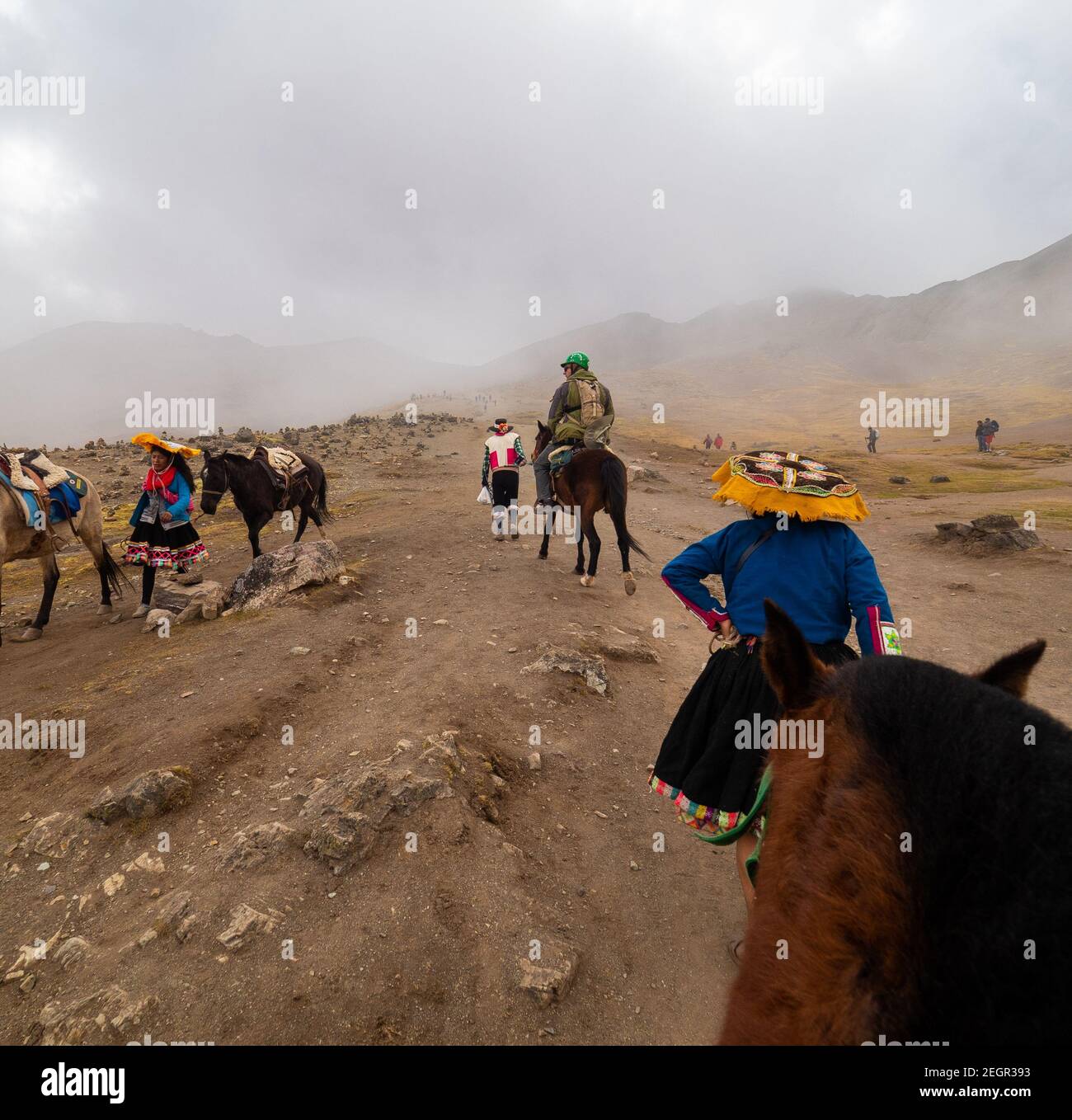 Perù, Vinicunca - 1 ottobre 2019 - i nativi portano cavalli che portano turisti in montagna a monte arcobaleno Foto Stock