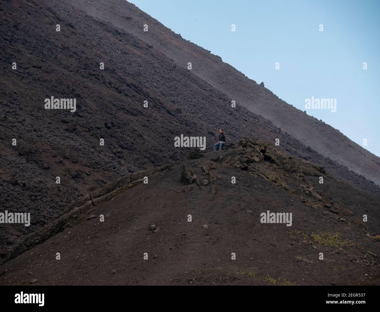 Guatemala, Antigua - 26 maggio 2019 - l'uomo medita in cima alla montagna del vulcano Pacaya in Guatemala Foto Stock