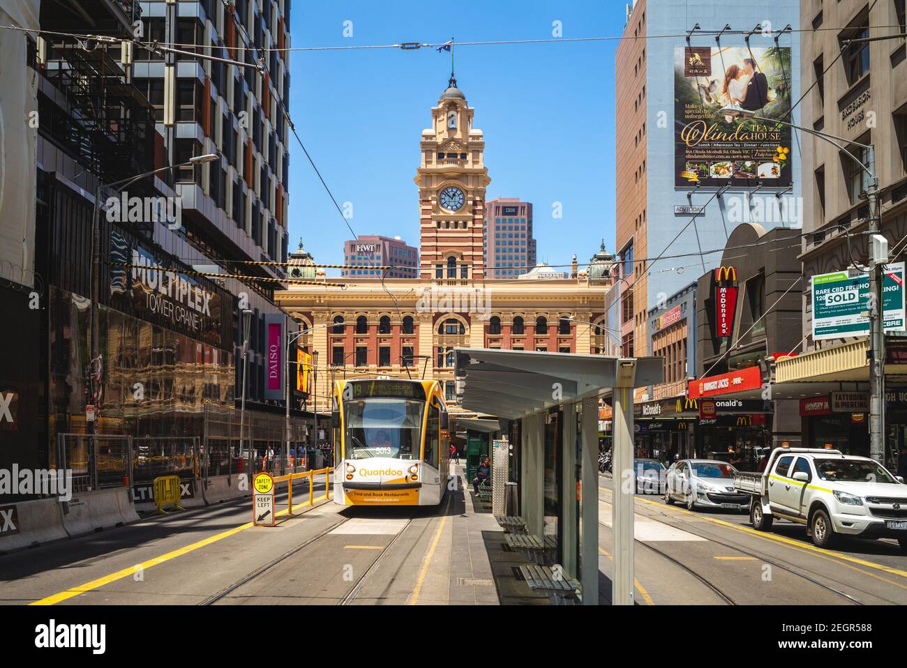 1 gennaio 2019: Linea del tram di fronte alla torre dell'orologio della stazione ferroviaria di Flinders Street. la stazione di flinders Street è una stazione aperta nel 1854 situata Foto Stock