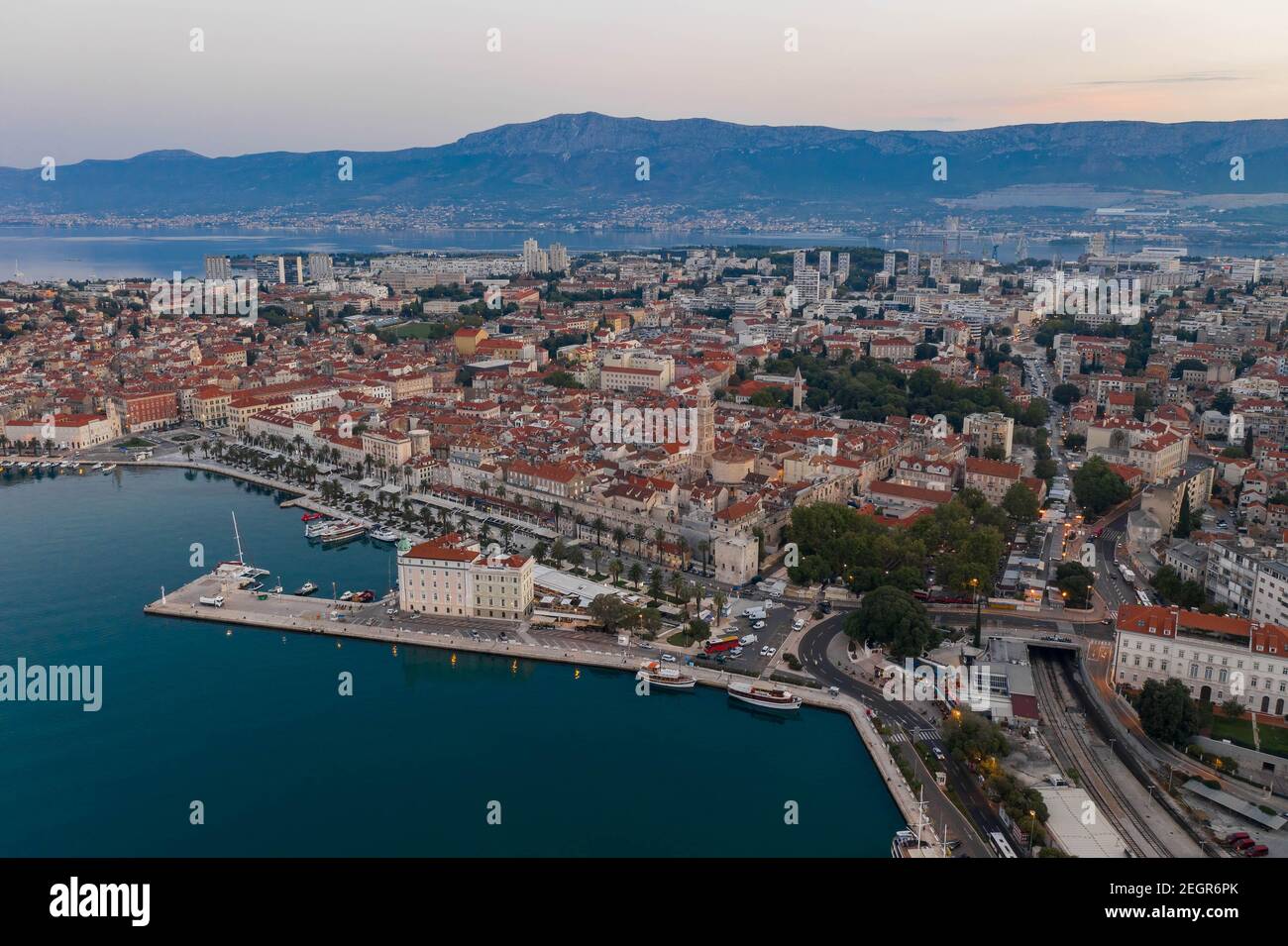 Foto in drone aereo del Palazzo di Diocleziano nella città vecchia di Spalato Con via riva vuota befor alba in mattina in Croazia Foto Stock