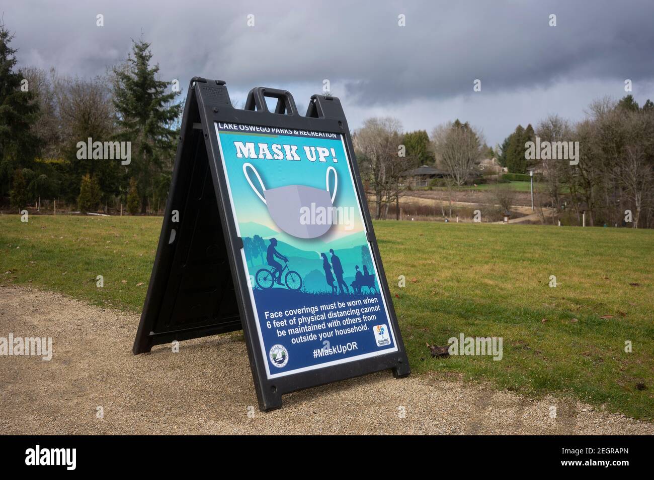 Il cartello Mask Up è visibile sui sentieri del Woodmont Park, inaugurato di recente, nel lago Oswego, Oregon, il 7 febbraio 2021, in mezzo alla pandemia del coronavirus. Foto Stock