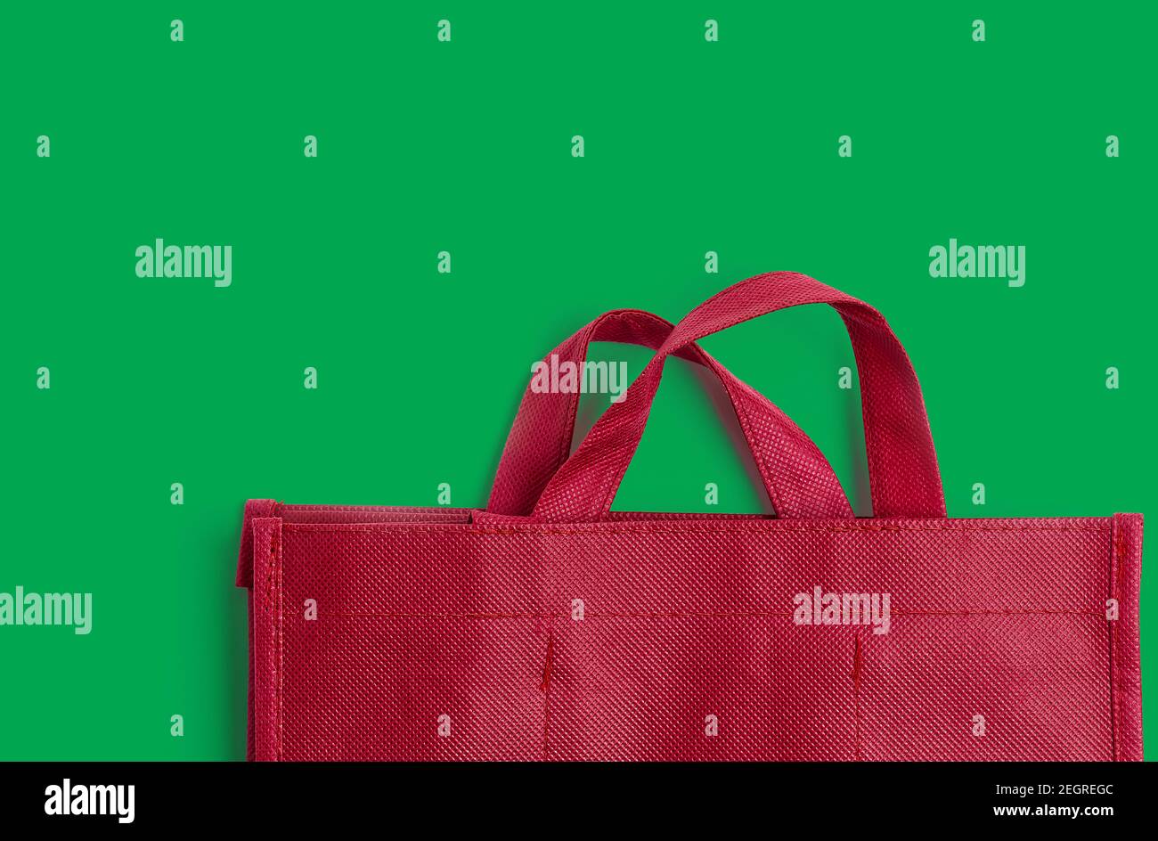 Borsa in cotone rosso su sfondo pieno con spazio per la copia Foto Stock