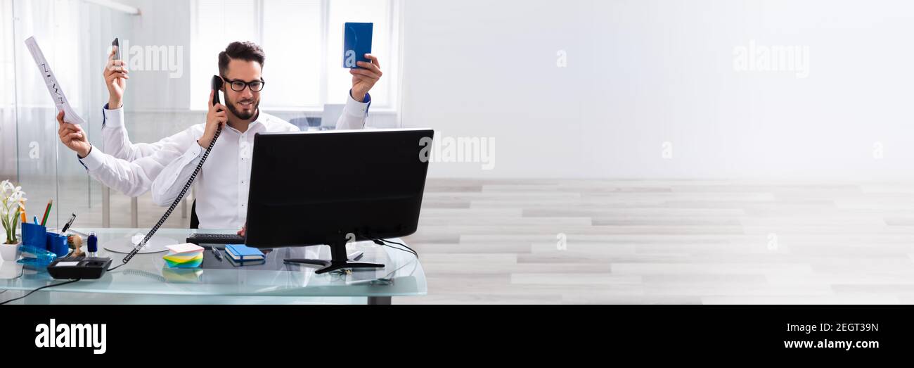 Happy Busy Boss in Office multitasking. Carico di lavoro sul luogo di lavoro Foto Stock