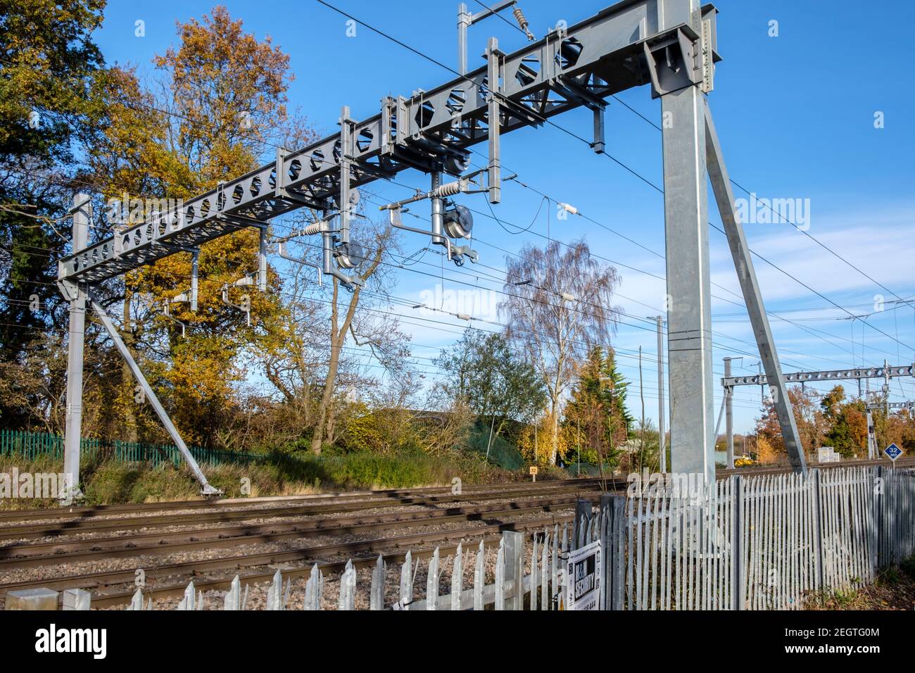 Overhead Electric Railway Gantry sulla linea GWR a Hurst, Twyford, Berkshire, Inghilterra, GB, REGNO UNITO Foto Stock