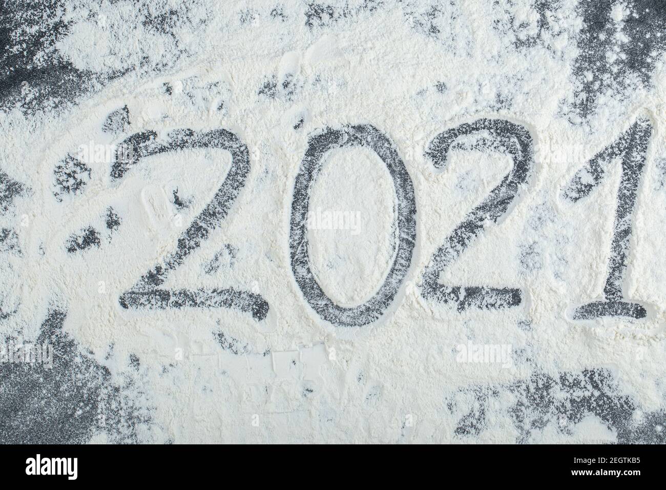 2021 scrivere con le dita sulla neve bianca Foto Stock
