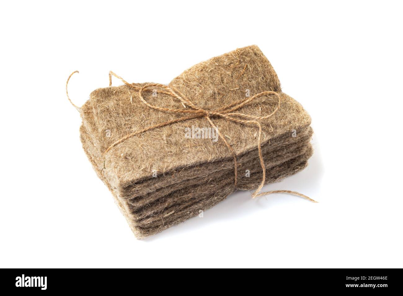 Confezioni di tappetini in lino isolati su bianco. Micrgreens che piantano business. Base naturale per piante crescenti. Vitamine dalla natura. Vegano e sano Foto Stock