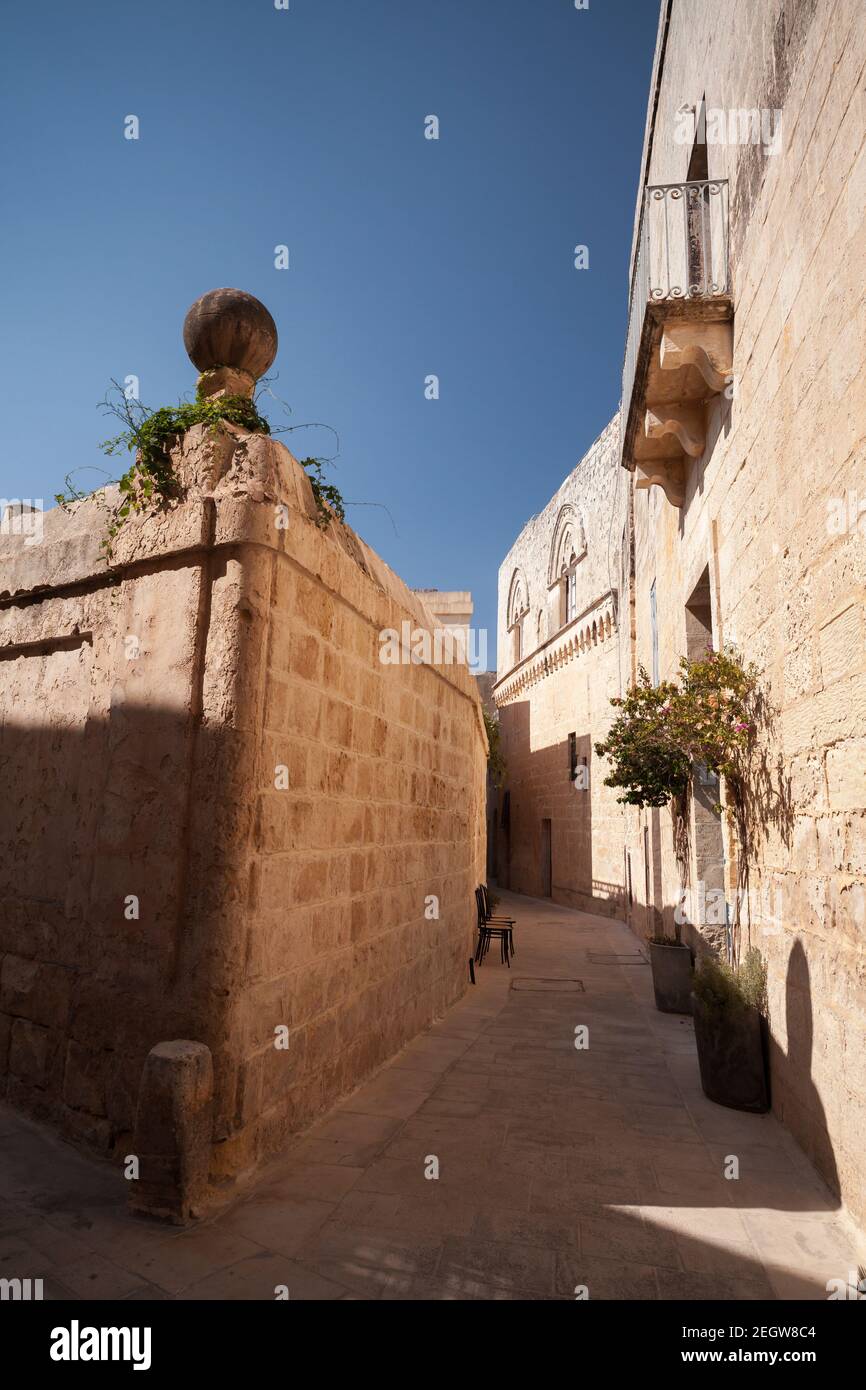 Vista prospettica della strada vuota durante il giorno di sole. Malta, Rabat Foto Stock