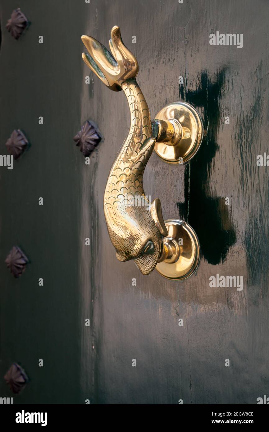 Maniglia vintage a forma di delfino, Rabat, Malta Foto Stock