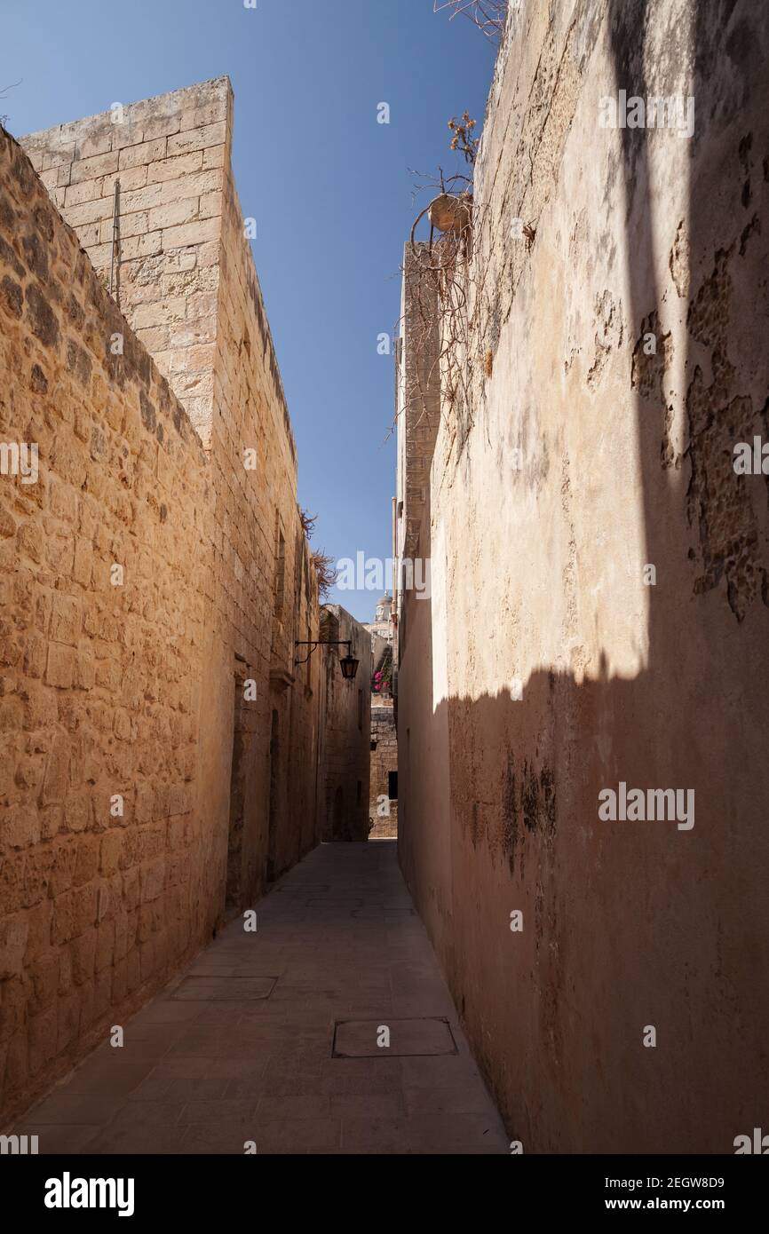 Malta, Rabat. Vista prospettica vuota della strada stretta in giornata di sole Foto Stock