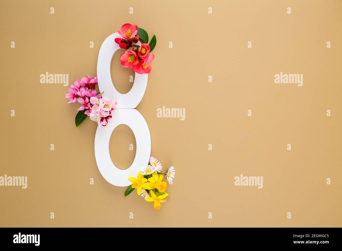 8 marzo biglietto d'auguri per il giorno della donna con sfondo primaverile flowers.Champagne. Spazio di copia Foto Stock