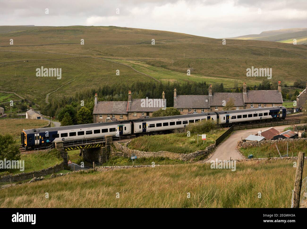 Un servizio Nord in direzione sud sulla ferrovia Settle e Carlisle La linea parte da Garsdale Foto Stock