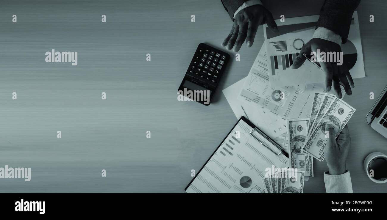 man dollari denaro corruzione analizzare crescita profitto fondi commerciali finanziari E cambio di valuta concetto di corruzione dollari degli Stati Uniti Foto Stock