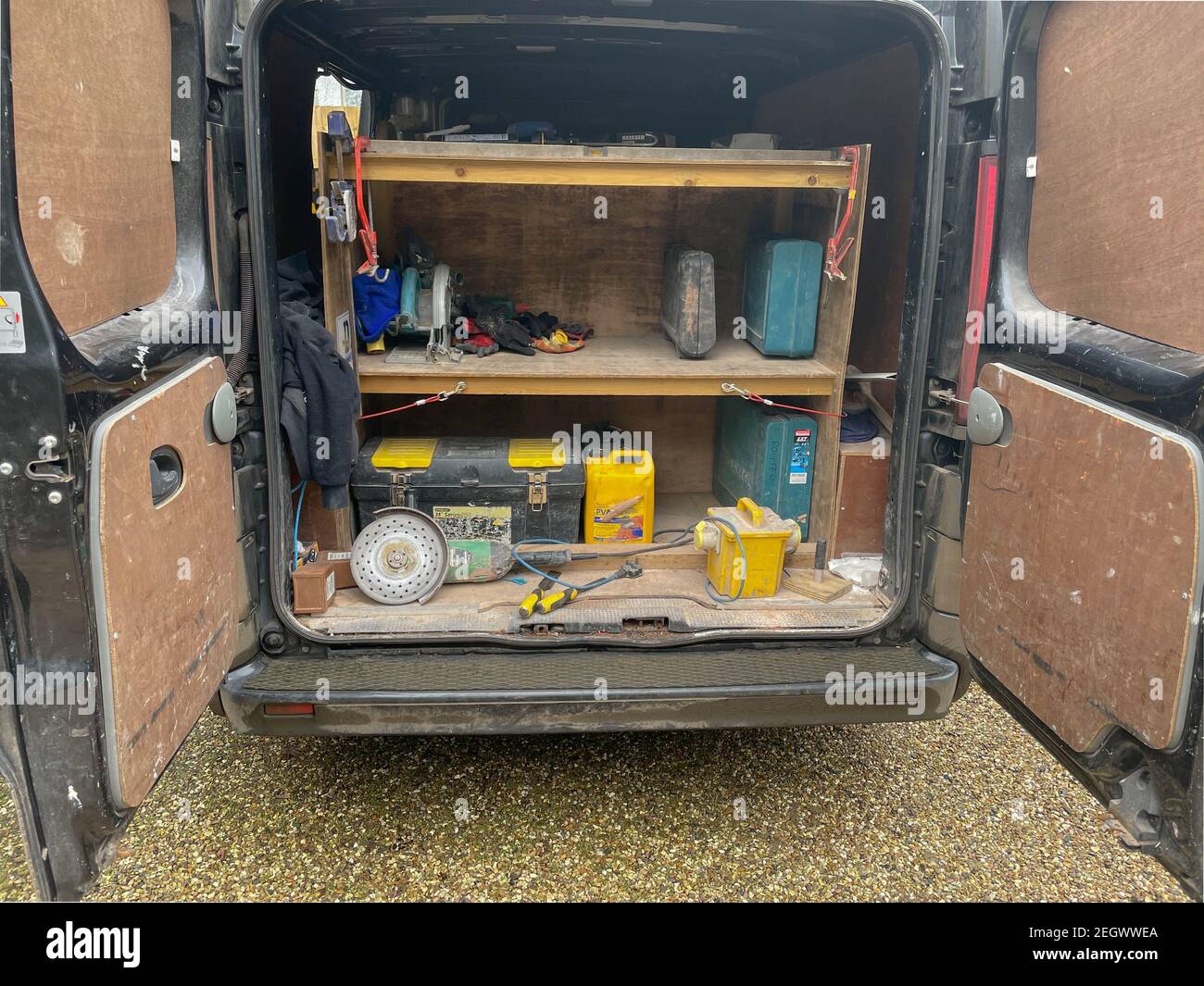 Interno di un furgone dei costruttori con attrezzi e materiali da costruzione su un cantiere in Devon rurale, Inghilterra, Regno Unito Foto Stock