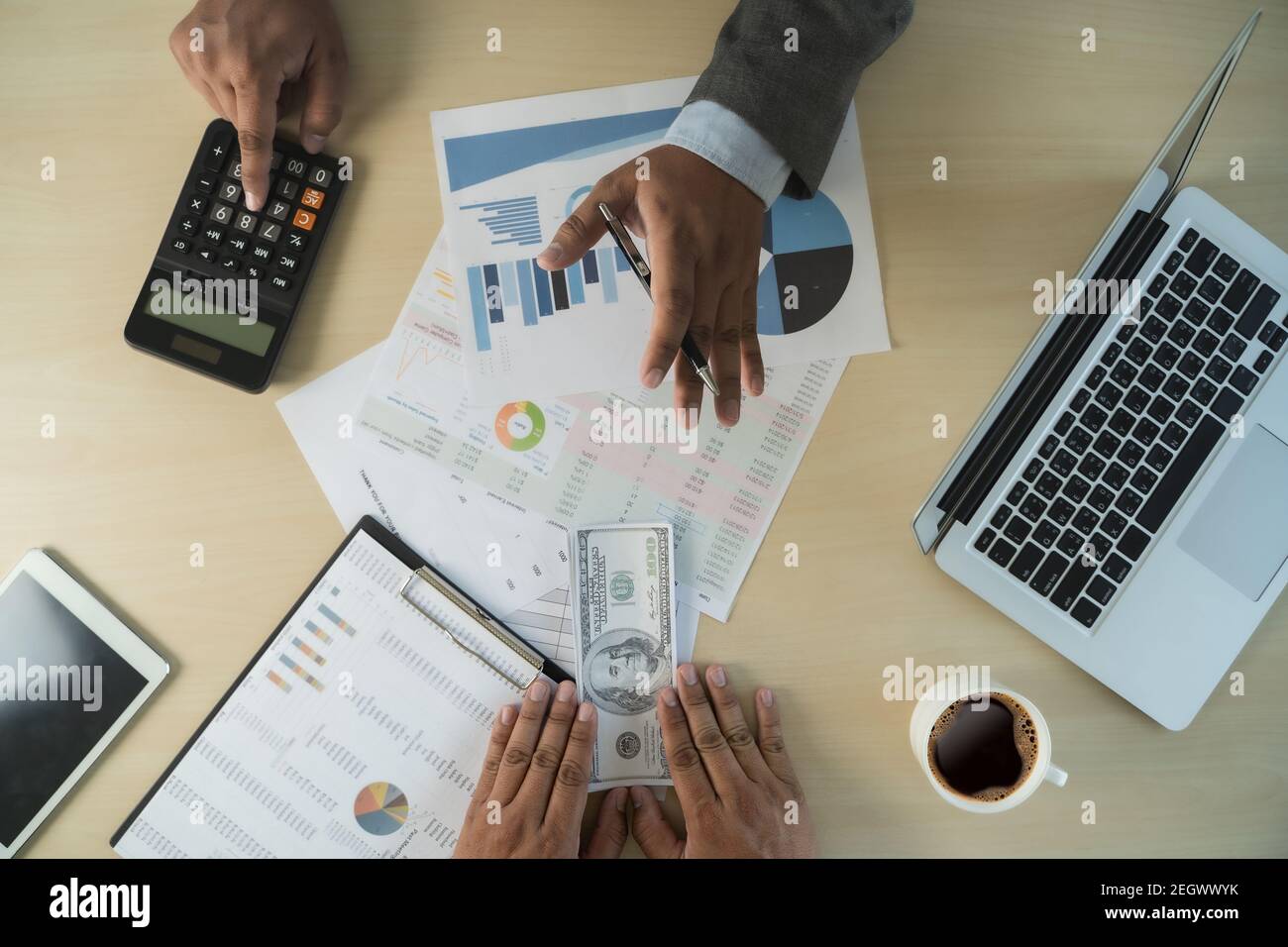 man dollari denaro corruzione analizzare crescita profitto fondi commerciali finanziari E cambio di valuta concetto di corruzione dollari degli Stati Uniti Foto Stock