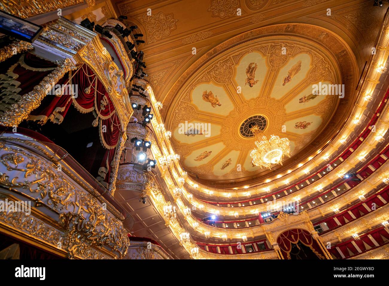 Vista all'interno dell'auditorium nel Teatro Bolshoi (la fase storica) di Balletto e Opera a Mosca, Russia Foto Stock