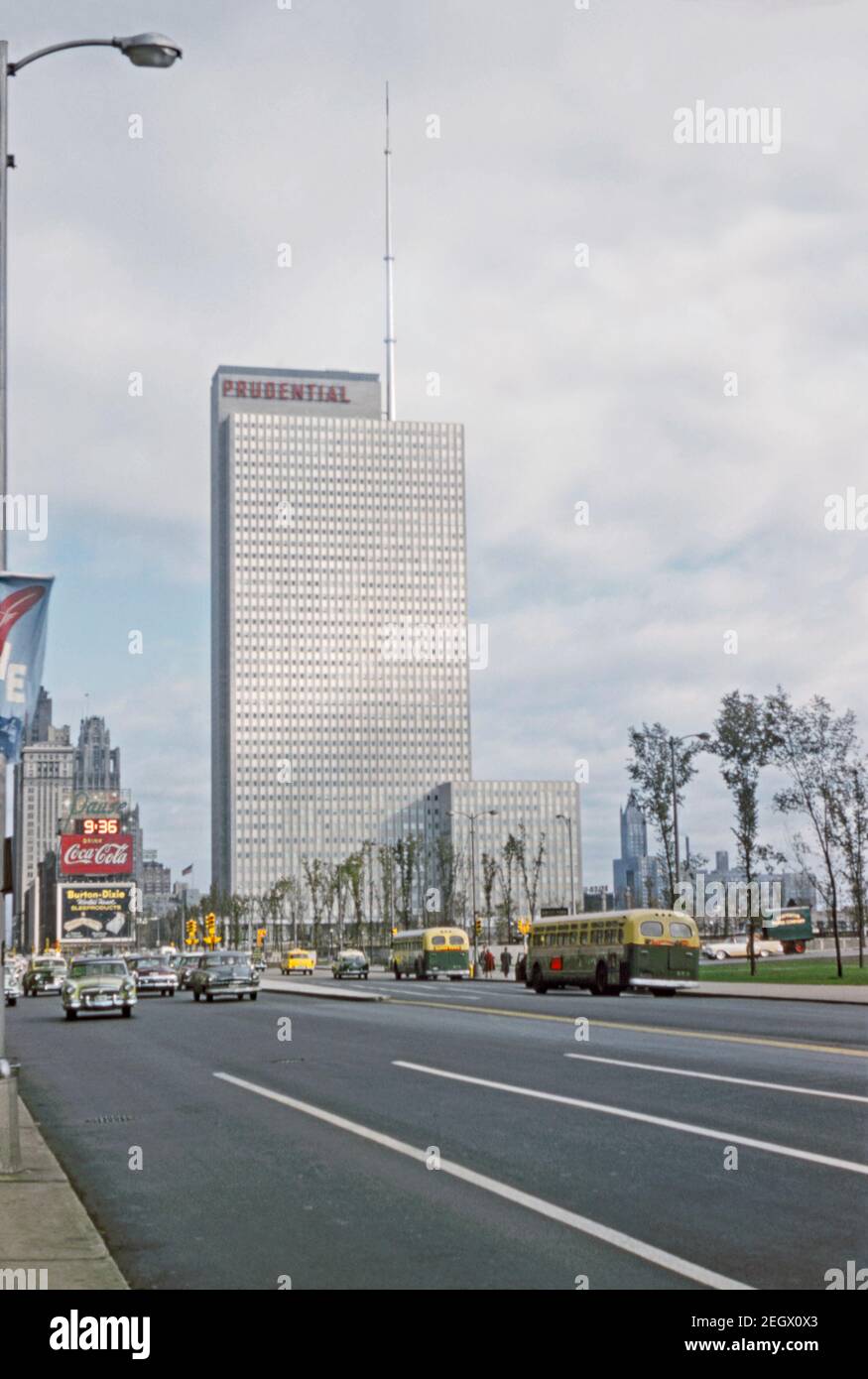 Una vista che guarda a nord lungo Michigan Avenue, Chicago, Illinois, Stati Uniti alla fine degli anni '50. Proprio il Prudential Building (ora Prudential Plaza), costruito nel 1955, a 183 m, 601 piedi di altezza (41 piani), era l'edificio più alto dell'epoca. Fu il primo grattacielo costruito a Chicago dalla Grande depressione degli anni trenta e dalla seconda guerra mondiale Un cartellone gigante Coca Cola è visto sulla sinistra. Foto Stock