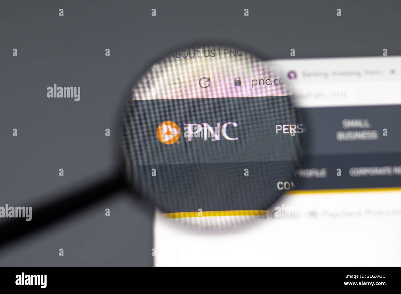 New York, USA - 15 Febbraio 2021: Sito PNC Financial Services in browser con logo aziendale, Editoriale illustrativo Foto Stock