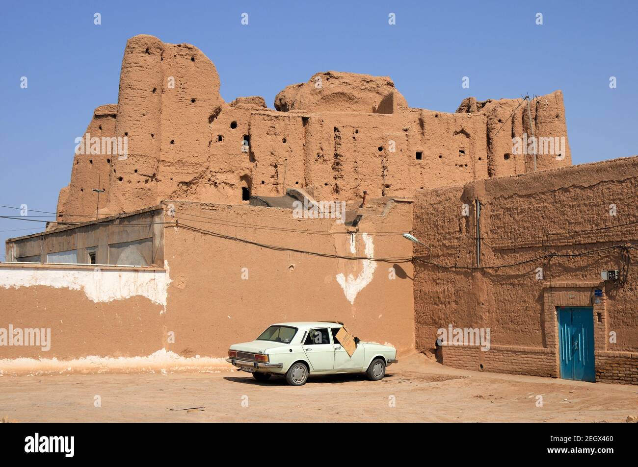 La Grande Fortezza gialla fu costruita nel XI secolo durante il periodo Seljuk. Il castello di mattoni di fango è ora in rovina. Semnan, Iran. Foto Stock