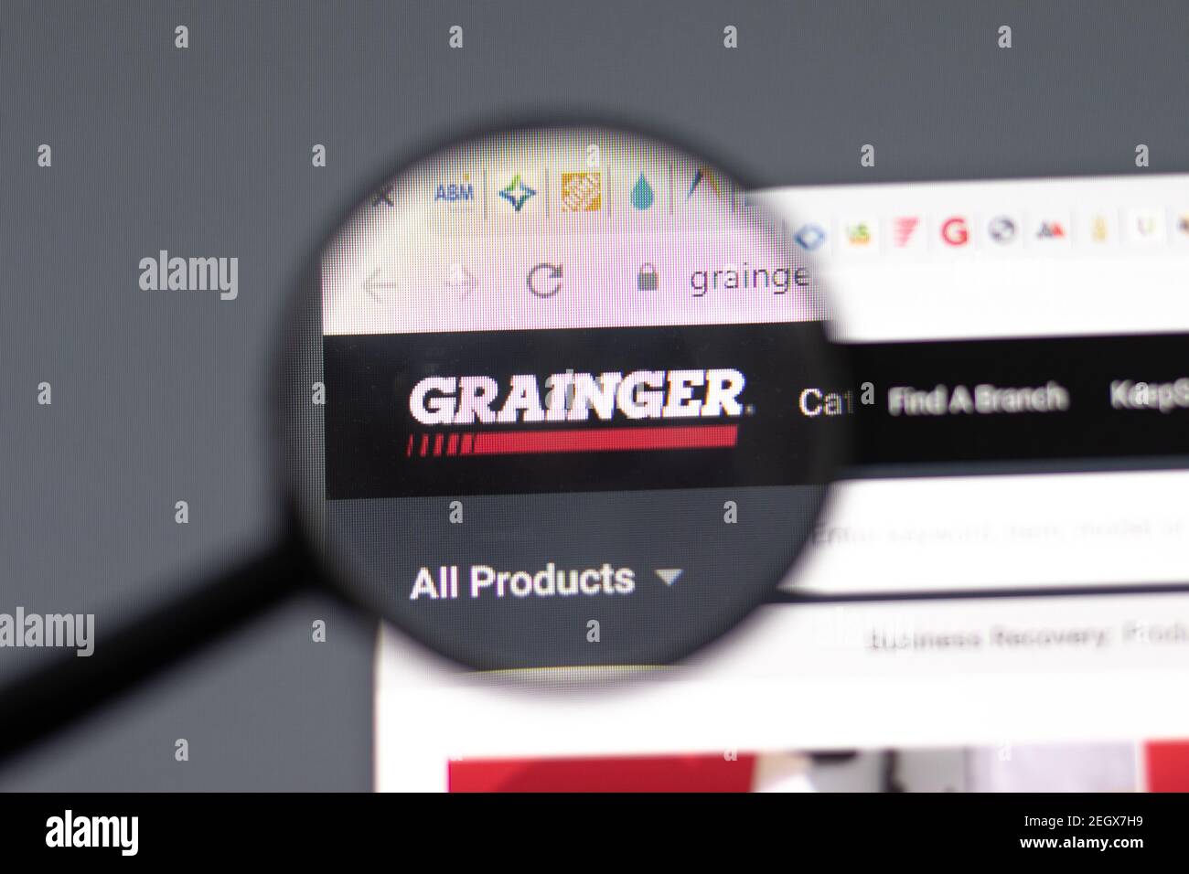 New York, USA - 15 Febbraio 2021: Sito web Grainger in browser con logo aziendale, editoriale illustrativo Foto Stock