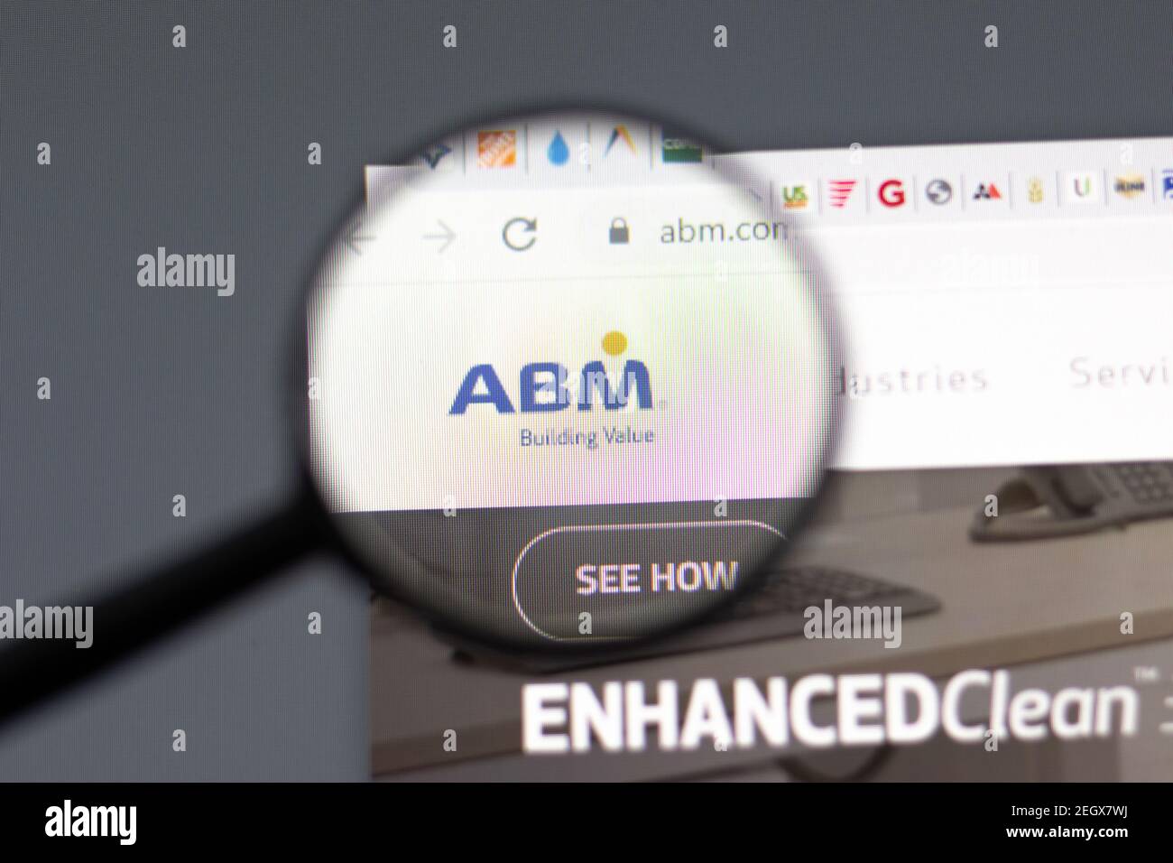 New York, USA - 15 Febbraio 2021: ABM Industries sito web in browser con logo aziendale, editoriale illustrativo Foto Stock