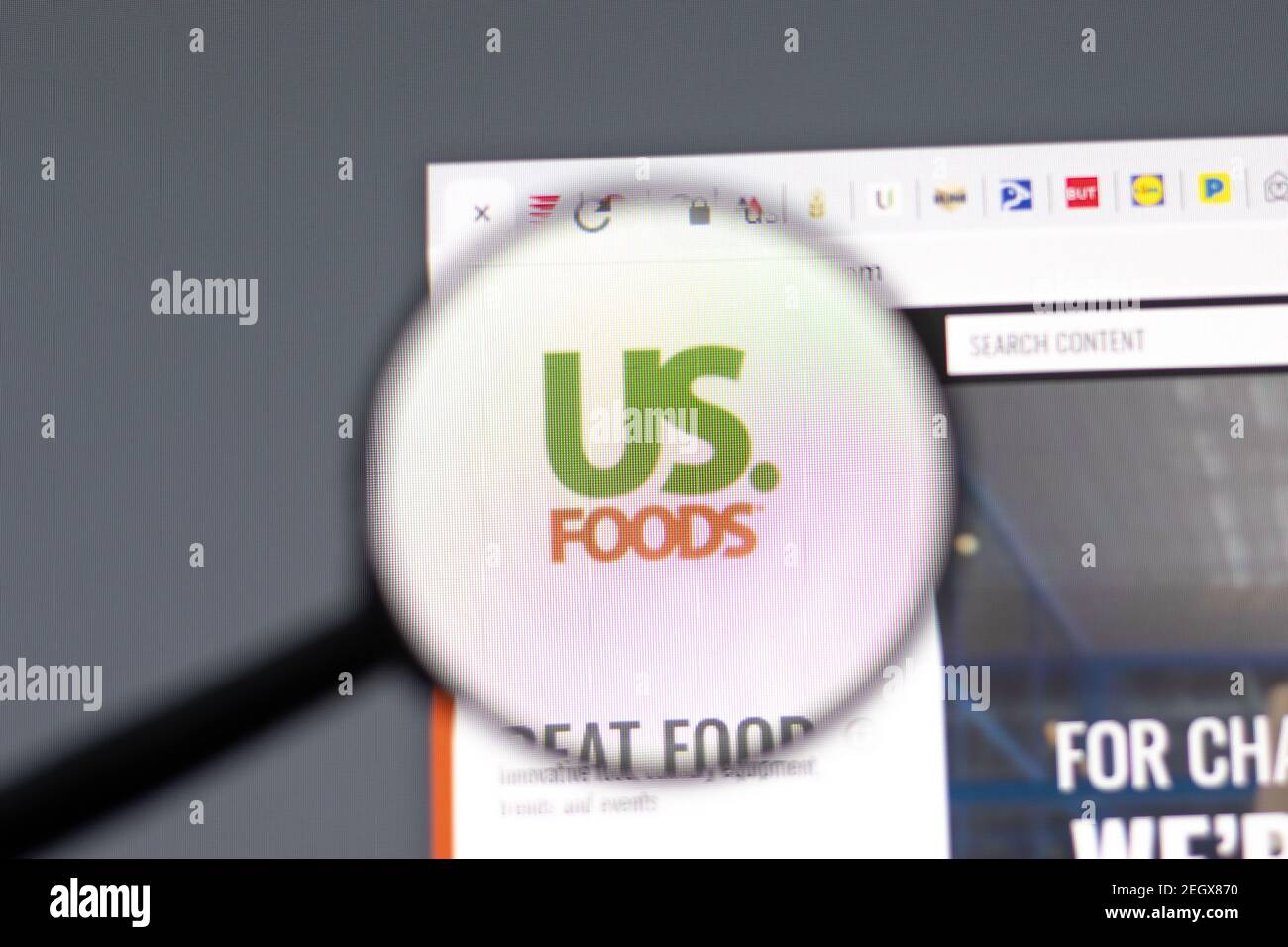 New York, USA - 15 Febbraio 2021: SITO WEB US Foods in browser con logo aziendale, editoriale illustrativo Foto Stock