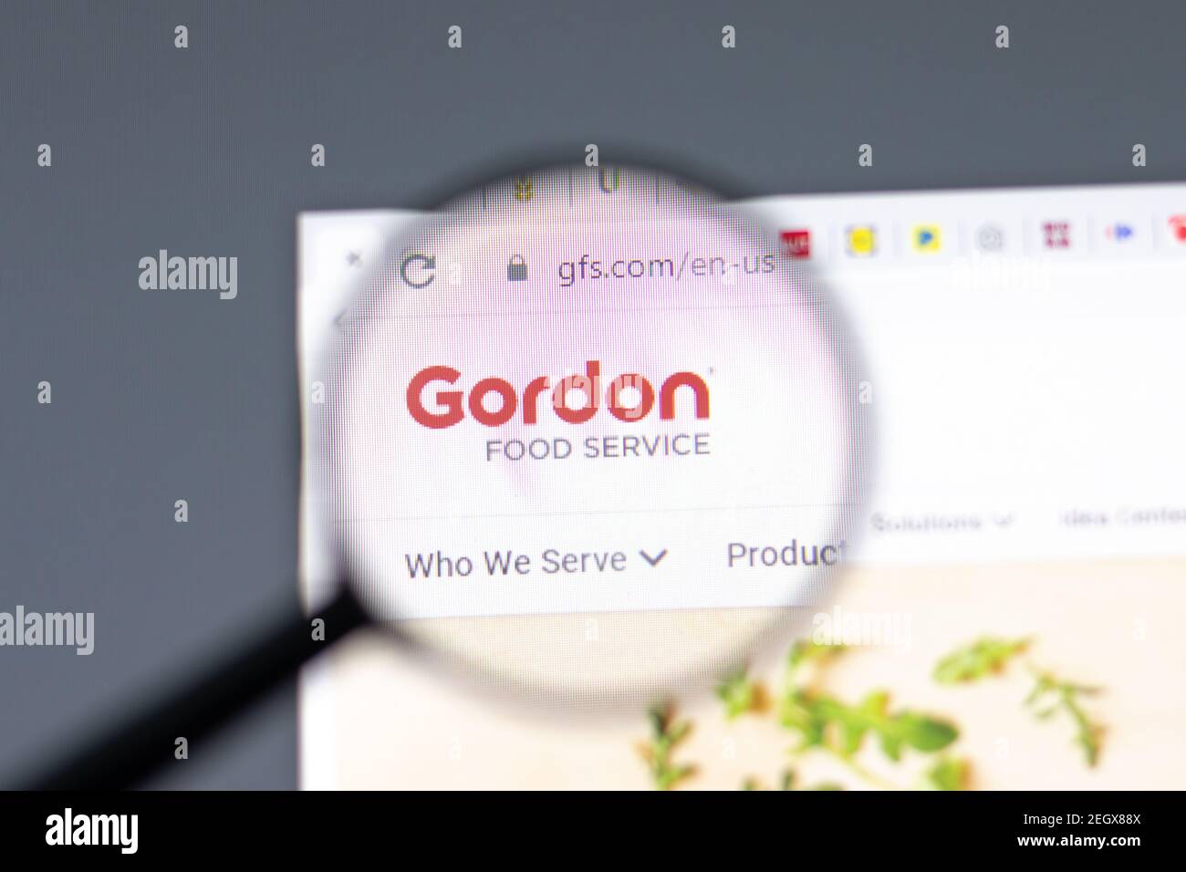 New York, USA - 15 Febbraio 2021: Sito web Gordon Food Service nel browser con logo aziendale, Editoriale illustrativo Foto Stock