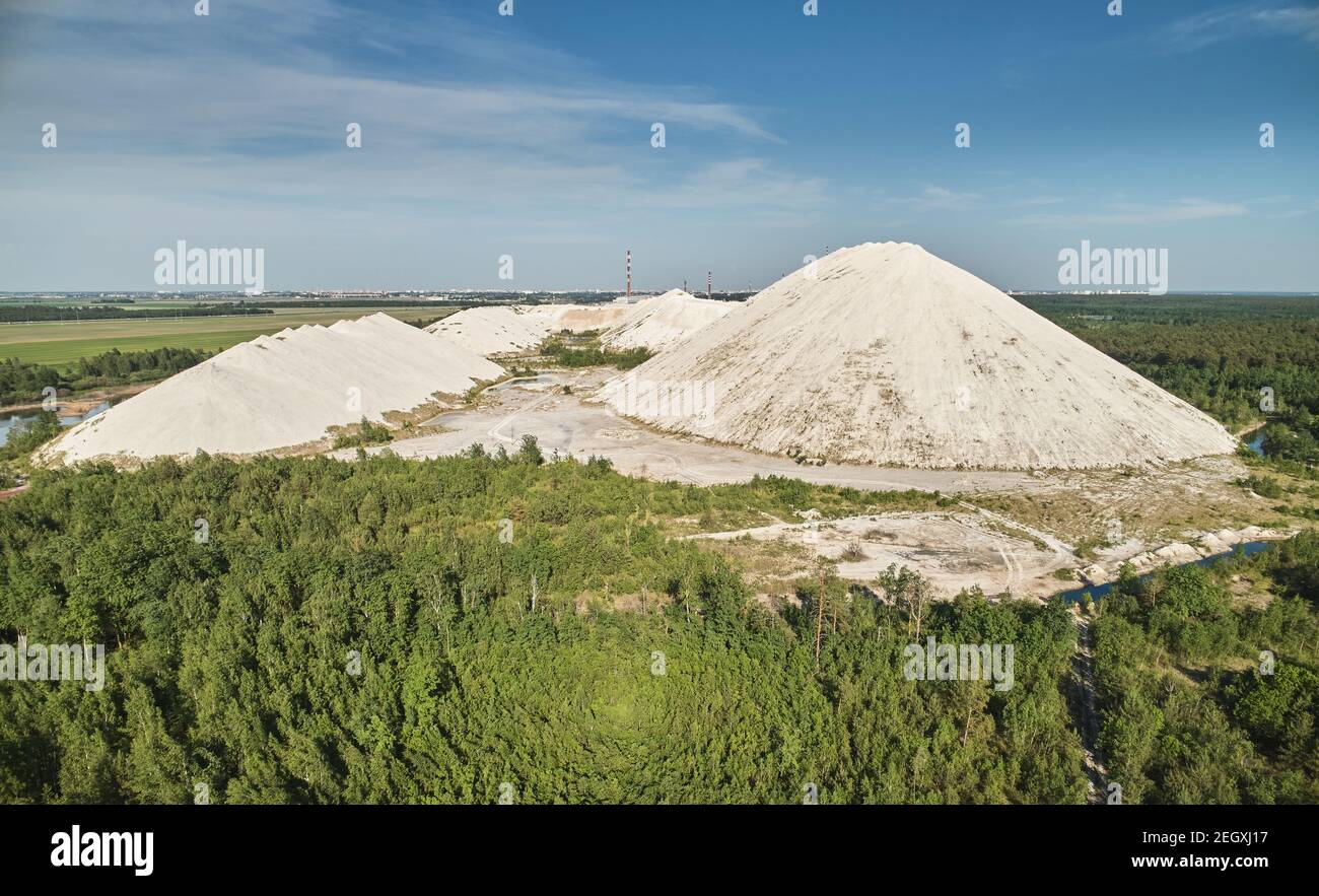 Inquinamento in tema di foresta. Rifiuti di montagna bianca in città sfondo paesaggio urbano Foto Stock