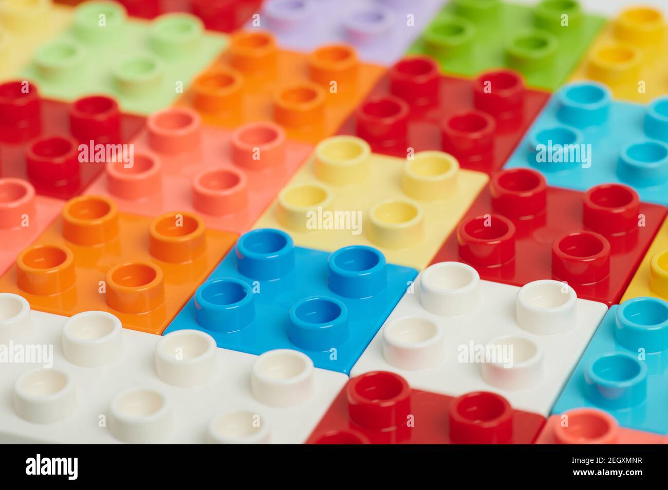 Motivo di cubi colorati in plastica vista ravvicinata dello sfondo Foto Stock