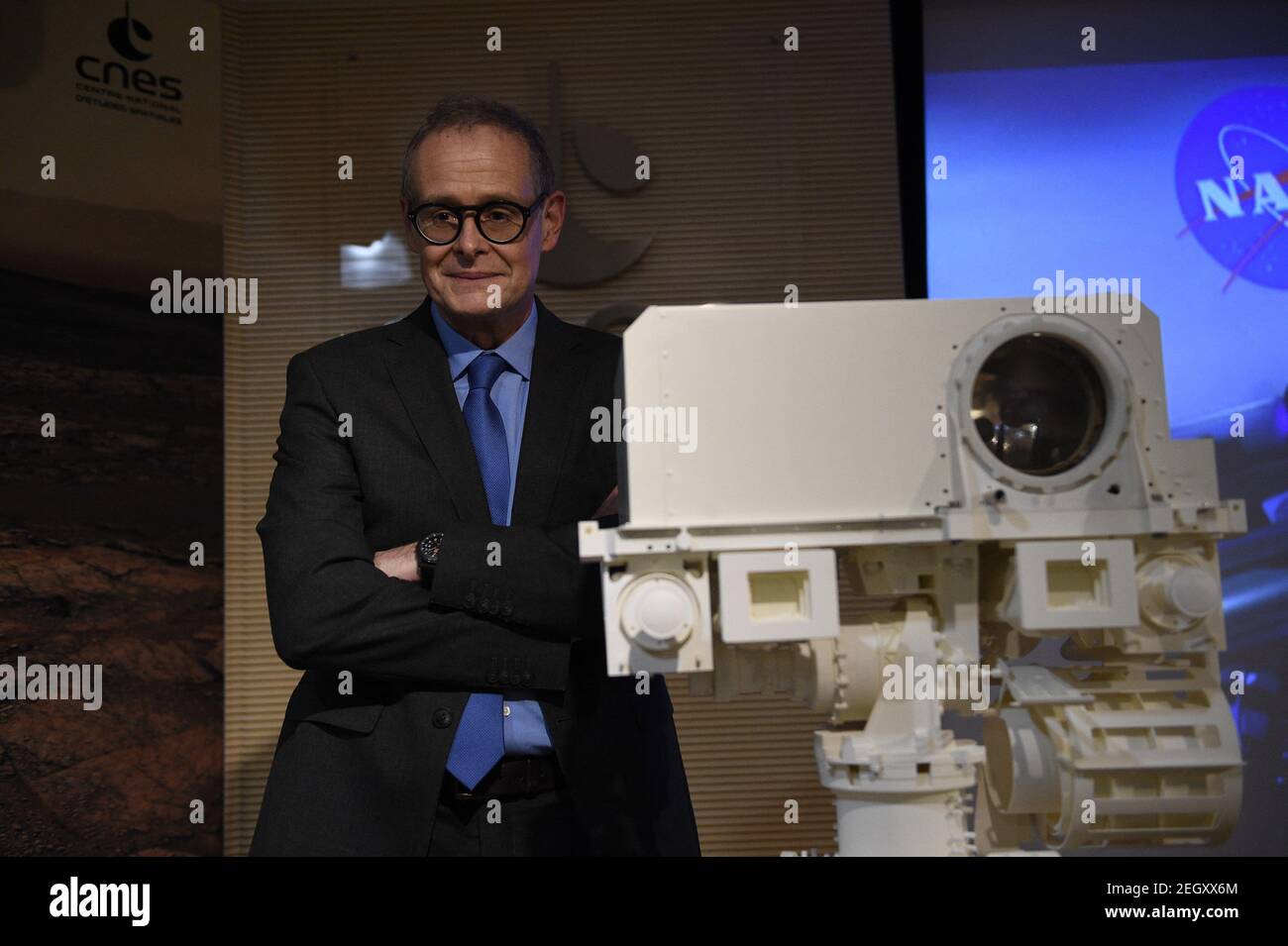 Sylvestre Maurice, astrofisico francese e creatore di Supercam, pone per immagini accanto ad un modello 3D dello strumento Supercam in esposizione presso il Centro Nazionale Francese per gli Studi spaziali (CNES), a Parigi il 18 febbraio 2021. Foto di Eliot Blondt/ABACAPRESS.COM Credit: Abaca Press/Alamy Live News Foto Stock