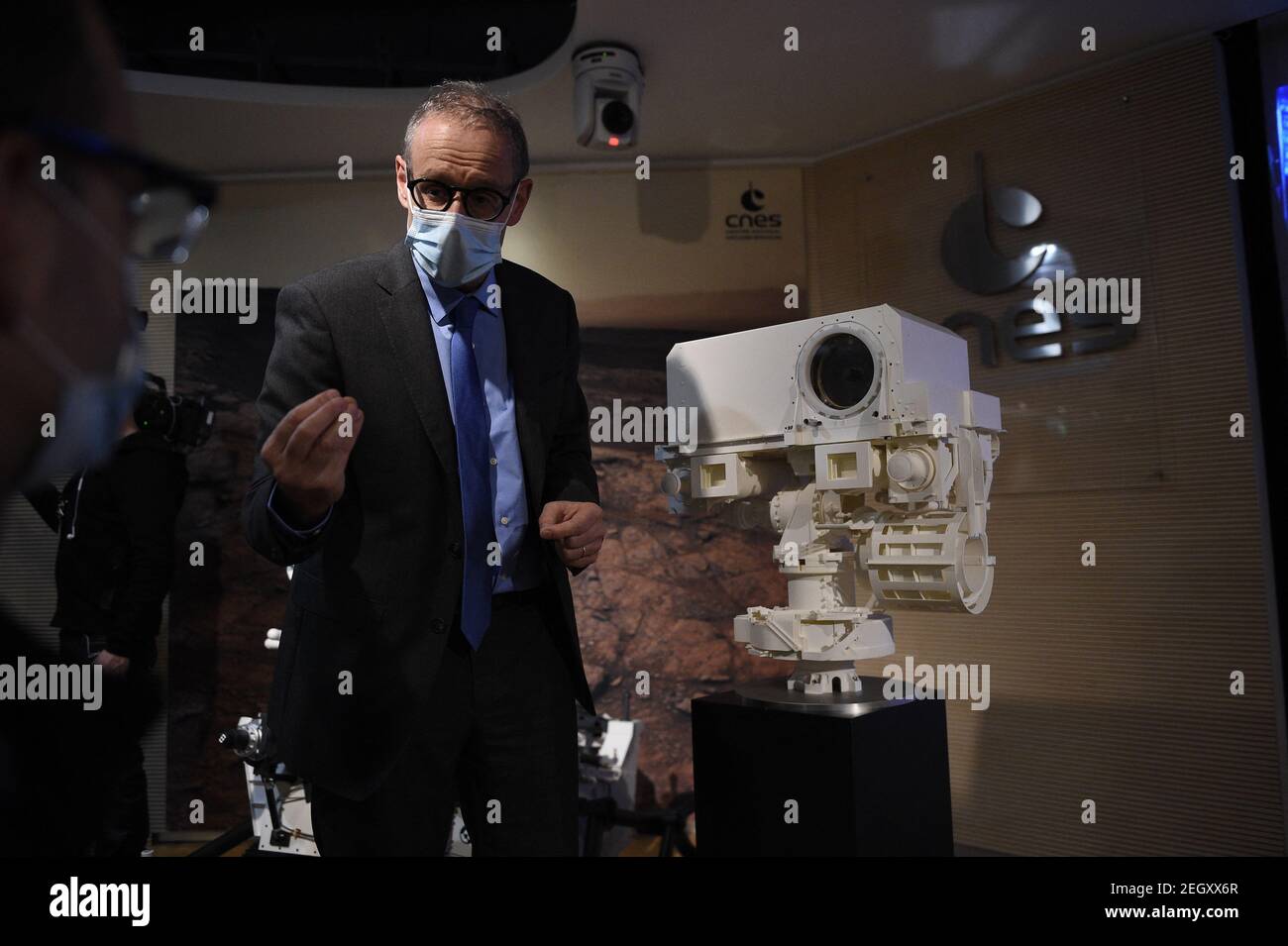 Sylvestre Maurice, astrofisico francese e creatore di Supercam, pone per immagini accanto ad un modello 3D dello strumento Supercam in esposizione presso il Centro Nazionale Francese per gli Studi spaziali (CNES), a Parigi il 18 febbraio 2021. Foto di Eliot Blondt/ABACAPRESS.COM Credit: Abaca Press/Alamy Live News Foto Stock