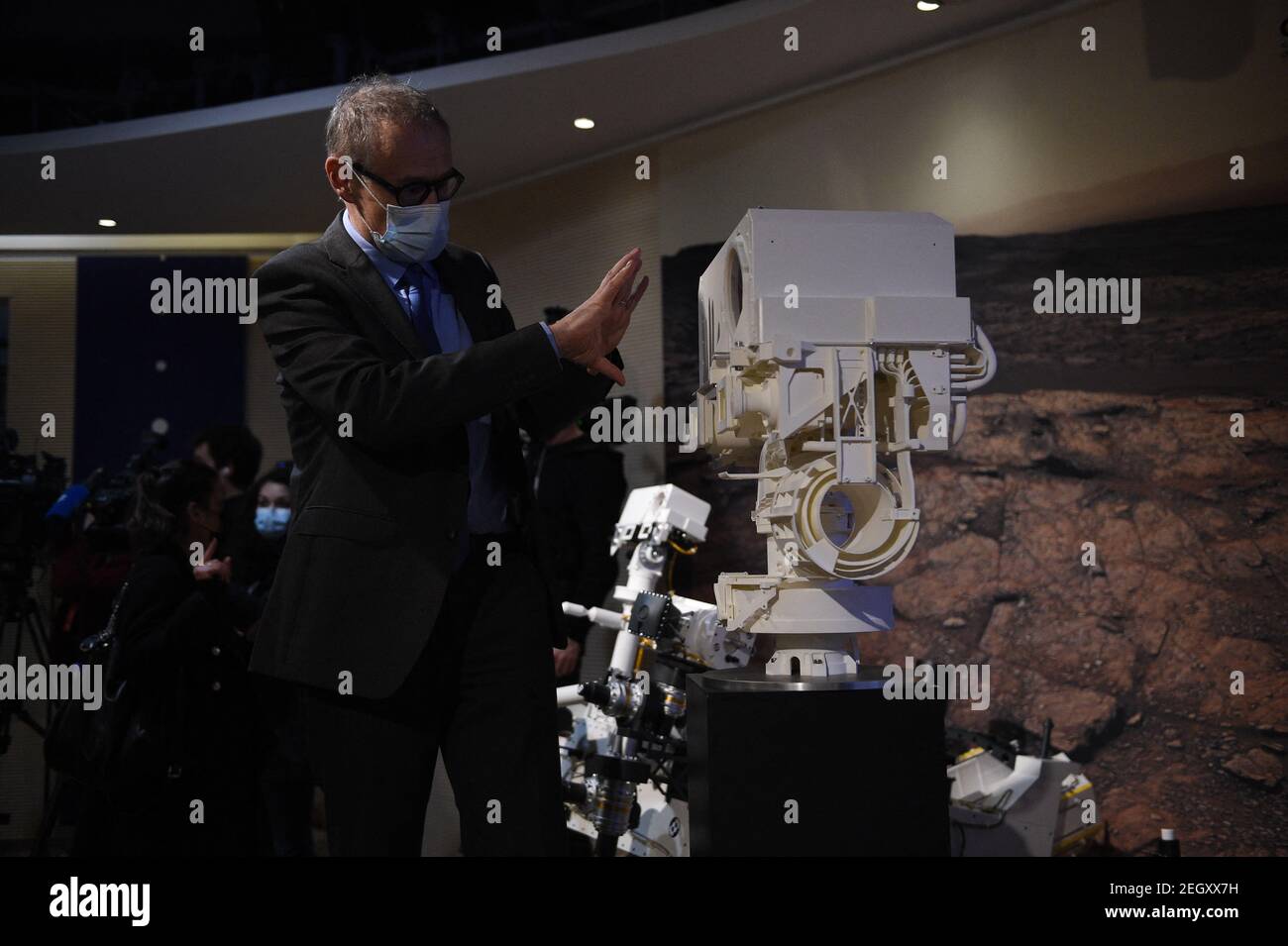 Sylvestre Maurice, astrofisico francese e creatore di Supercam, pone per immagini accanto ad un modello 3D dello strumento Supercam in esposizione presso il Centro Nazionale Francese per gli Studi spaziali (CNES), a Parigi il 18 febbraio 2021. Foto di Eliot Blondt/ABACAPRESS.COM Credit: Abaca Press/Alamy Live News Foto Stock