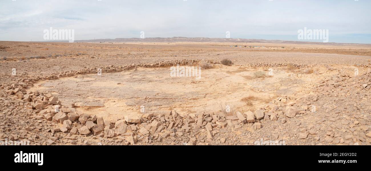 Granaio preistorico e sito di trebbiatura nella regione desertica della valle di Uvda, Negev, Israele. Questi siti sono stati datati al Fr Foto Stock