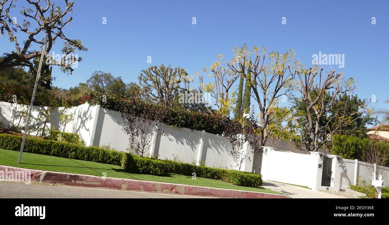 Los Angeles, California, USA 18 febbraio 2021 UNA visione generale dell'atmosfera di Singer Johnny Cash e personalità televisiva l'ex casa/casa di Johnny Carson a 4259 Hayvenhurst Avenue il 18 febbraio 2021 a Los Angeles, California, USA. Foto di Barry King/Alamy Stock foto Foto Stock